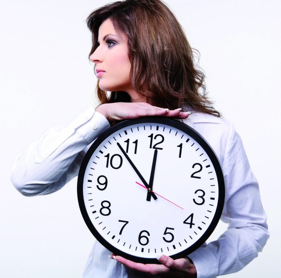 Группа личное время. Девушка с часами. Тайм-менеджмент для женщин. Время женщин. Девушка есть часы.
